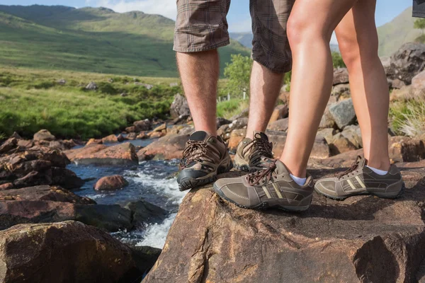 Couples pieds debout au bord de la rivière — Photo