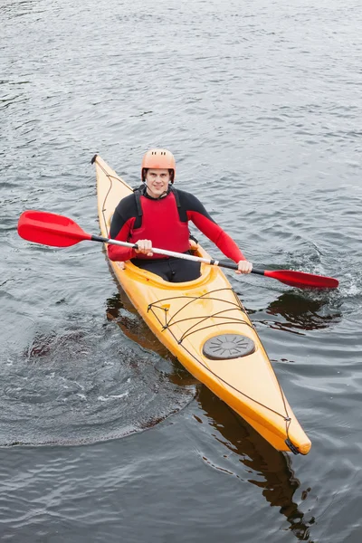 Uomo felice in kayak — Foto Stock