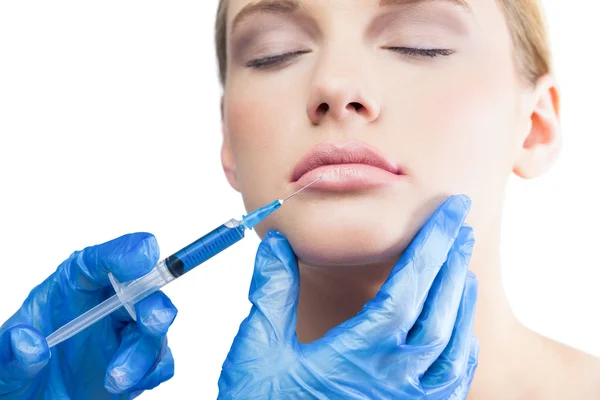 Relaxado modelo bonito ter injeção de botox nos lábios — Fotografia de Stock