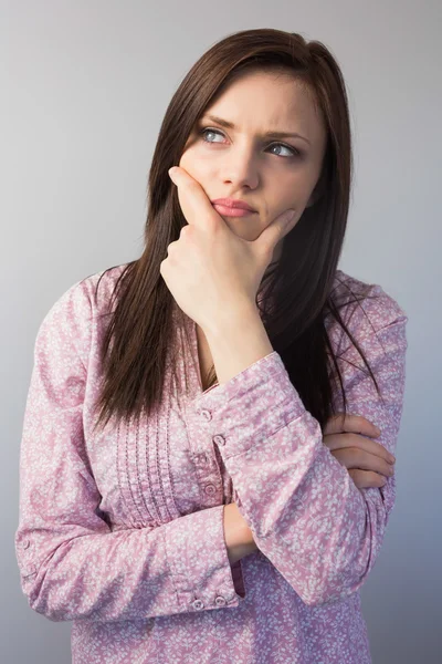 Doordachte stijlvolle brunette poseren — Stockfoto