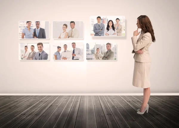 Geschäftsfrau starrt auf digitale Schnittstelle — Stockfoto