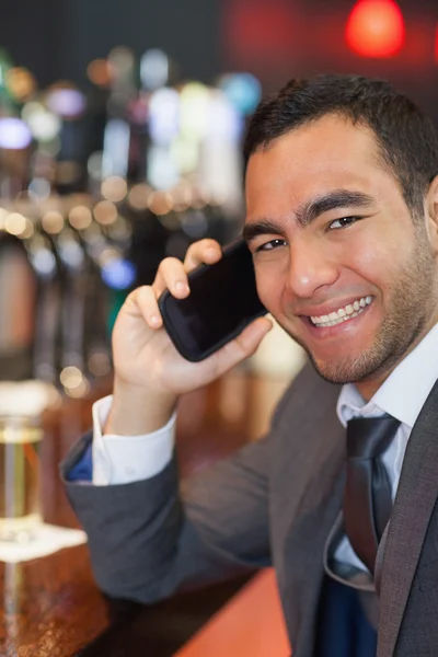 Empresário feliz ao telefone tomando uma bebida — Fotografia de Stock