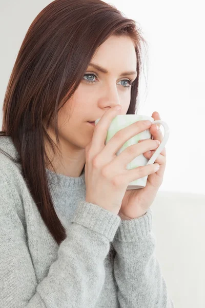 Pensando menina beber uma xícara de café — Fotografia de Stock