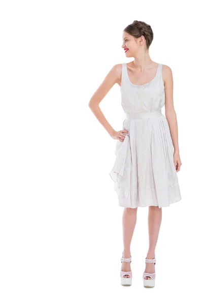 Glada vackra kvinnan i vit klänning poserar — Stockfoto