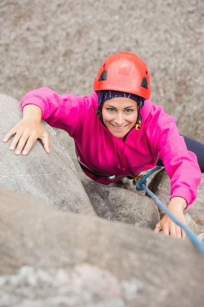 Menina feliz escalando o rosto de rocha — Fotografia de Stock