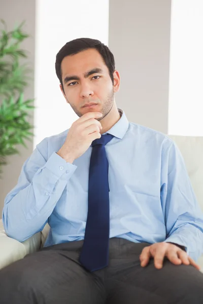 Junger nobler Geschäftsmann denkt auf gemütlichem Sofa — Stockfoto