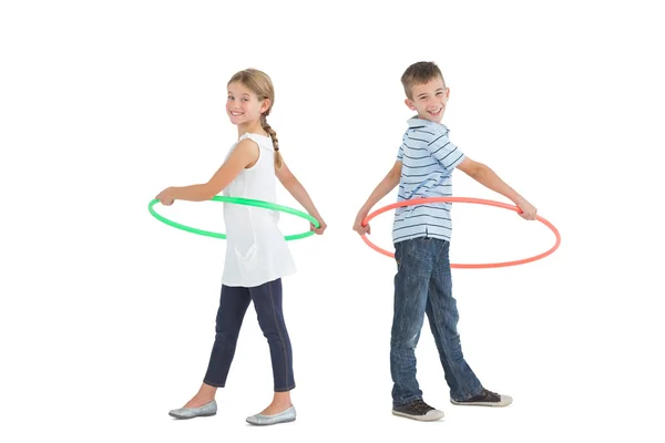 Bruder und Schwester spielen mit Hula Hoop — Stockfoto