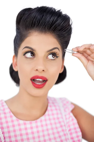 Attractive black hair model using a tweezer — Stock Photo, Image