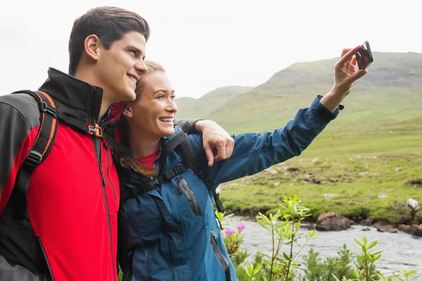 Atletische paar op een wandeling nemen een selfie — Stockfoto