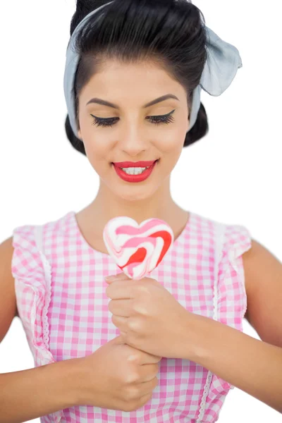 Content black hair model holding a heart shaped lollipop — Stock Photo, Image