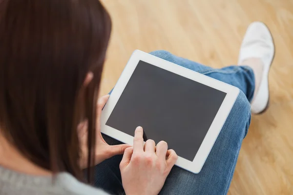 Menina usando um tablet pc sentado no chão — Fotografia de Stock