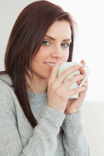 한 잔의 커피를 마시는 웃는 소녀 — 스톡 사진