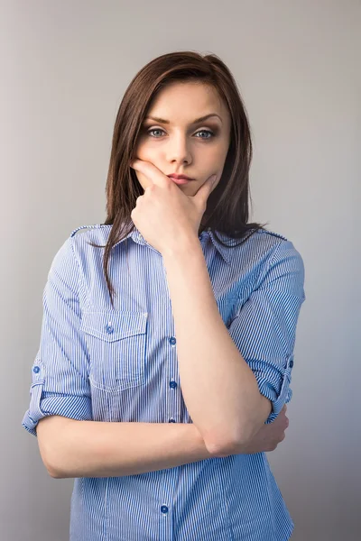 Doordachte ernstige brunette poseren — Stockfoto