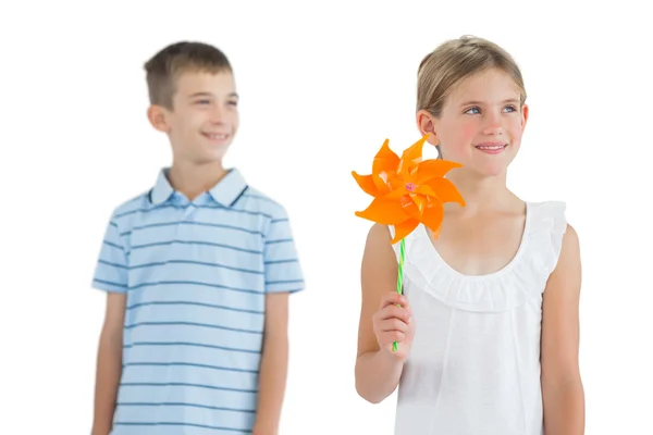 Irmão e irmã pensativo brincando com pinwheel — Fotografia de Stock