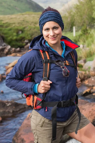 Hübsche Brünette auf einer Wanderung — Stockfoto