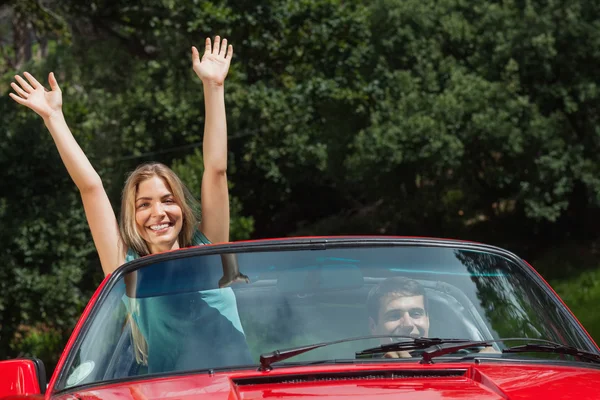 Mulher feliz se divertindo em cabriolet enquanto seu namorado dirigindo — Fotografia de Stock