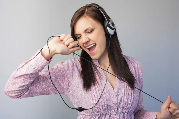 Sorridente giovane bruna ascoltare musica — Foto Stock