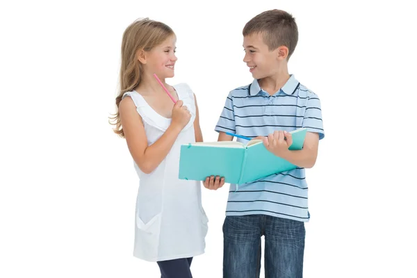 Sonriendo hermano y hermana aprendiendo su lección juntos — Foto de Stock