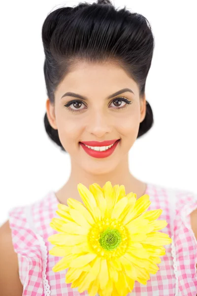 Leende svart hår kvinna visar en blomma — Stockfoto