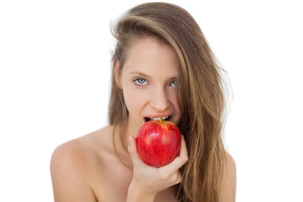 Pretty brunette model eating an apple — Stock Photo, Image