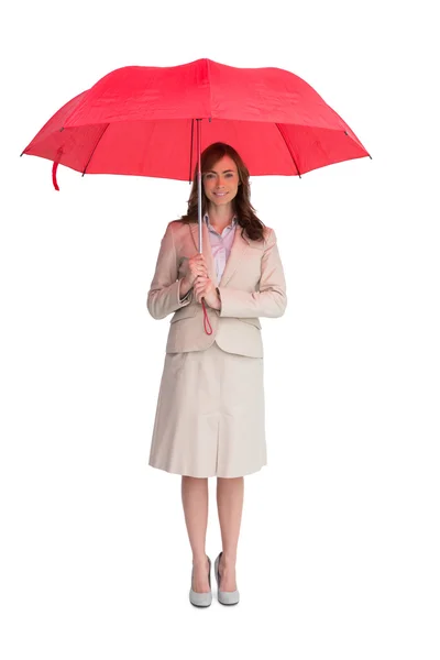 Vonzó üzletasszony gazdaság piros esernyő — Stock Fotó