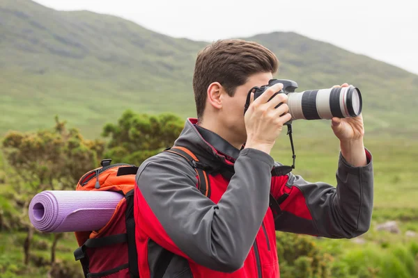 Homme sportif en randonnée prenant une photo — Photo