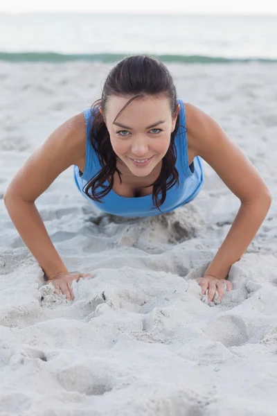 Femme faisant de l'exercice sur la plage — Photo