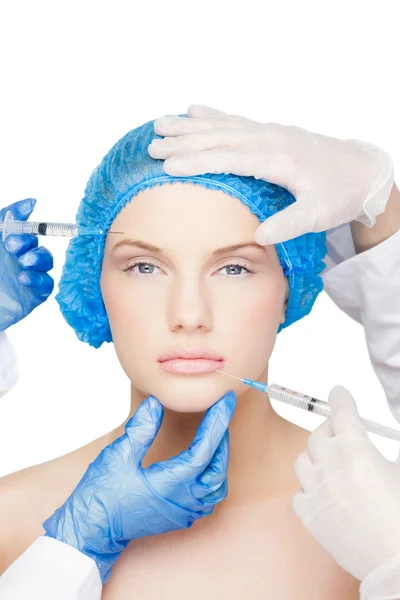 Cirurgiões fazendo injeção em loira bonita — Fotografia de Stock
