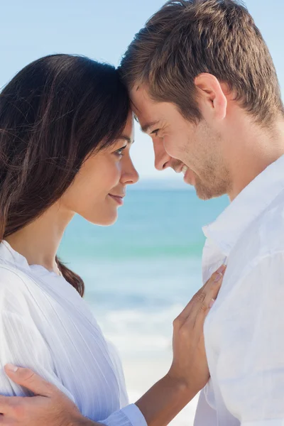 Pareja romántica Relajándose en la playa — Foto de Stock