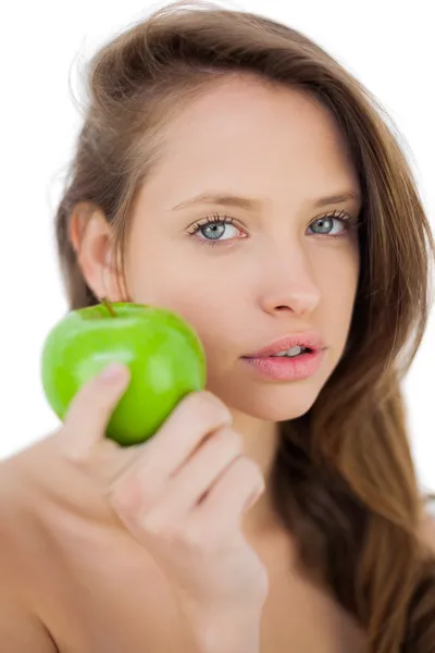 Lächelnd brünettes Modell mit einem Apfel — Stockfoto