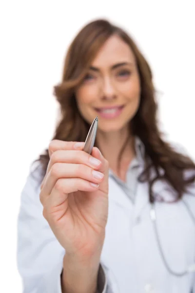 Leende läkare håller pennan — Stockfoto