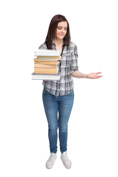 Sorrindo estudante bonita segurando pilha de livros — Fotografia de Stock