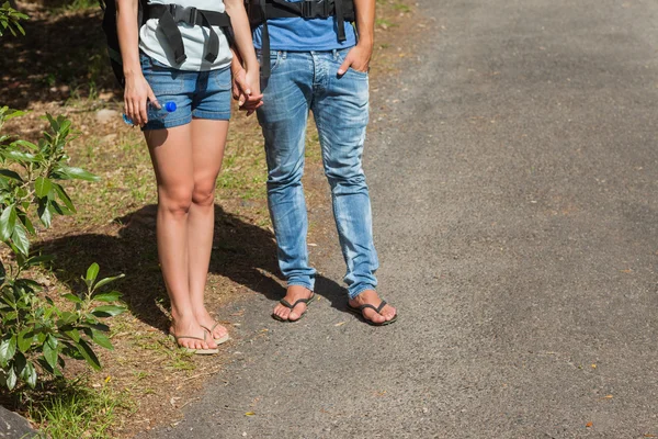 Pernas de casal indo para uma caminhada juntos — Fotografia de Stock