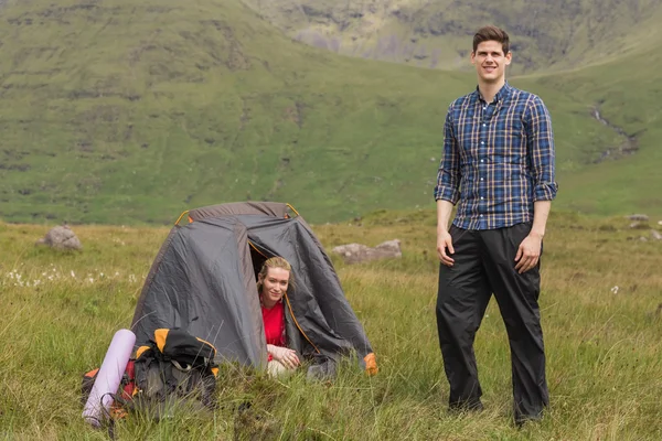 Couple setting up base for the night — Stock Photo, Image