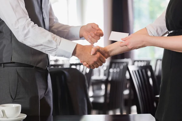 Imprese persone che si stringono la mano dopo aver incontrato e cambiato carte — Foto Stock
