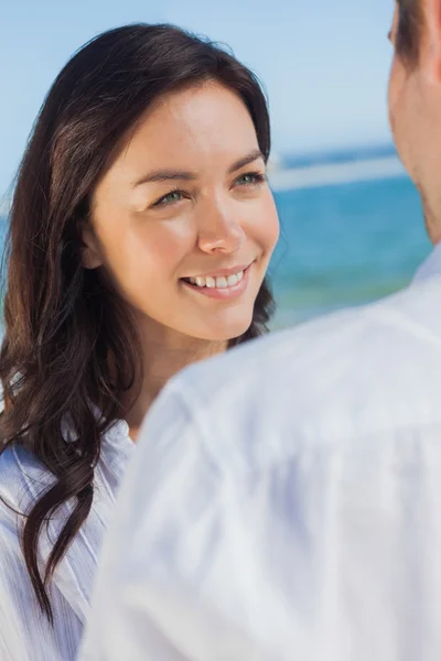 Mujer feliz sonriendo a su compañero — Foto de Stock