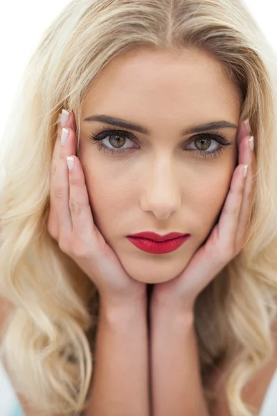 Close up van een streng blonde model camera kijken — Stockfoto