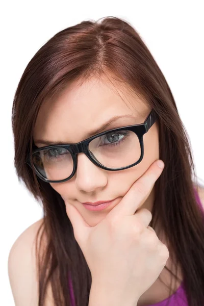 Zblízka na promyšlené bruneta s brýlemi pózuje — Stock fotografie