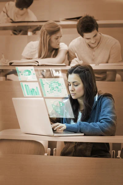 Morena bonita estudando em seu computador futurista — Fotografia de Stock