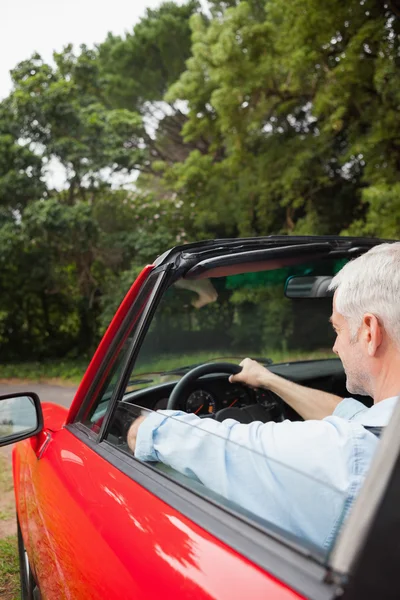 Knappe man drijvende rode cabriolet — Stockfoto