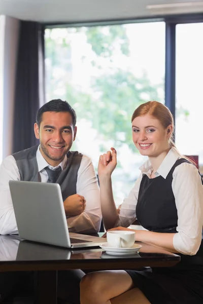 Des gens d'affaires qui travaillent ensemble dans un café — Photo