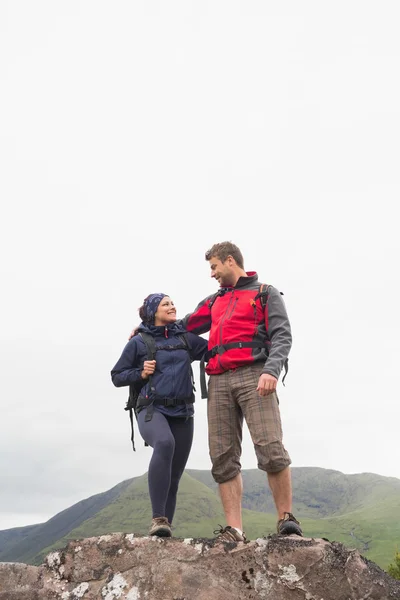 Para stojący na skale Ogarnięcie — Zdjęcie stockowe