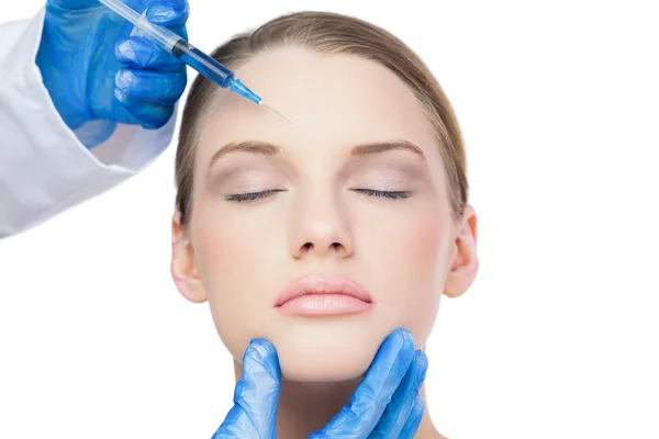 Inhoud aantrekkelijk model met botox injectie op het voorhoofd — Stockfoto