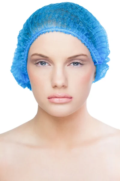 Jolie mannequin sans sourire portant un bonnet chirurgical bleu — Photo