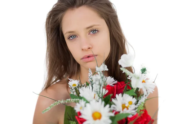 Lugna brunett modell håller en bukett blommor — Stockfoto