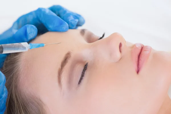 Sebész, hogy injekció womans homlokán — Stock Fotó