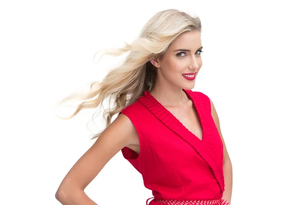 Frau im roten Kleid lächelt in die Kamera — Stockfoto