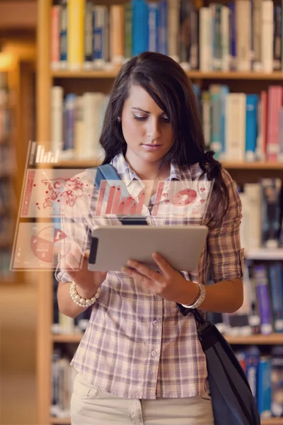 Portret przepiękny studenta przy użyciu komputera typu tablet — Zdjęcie stockowe