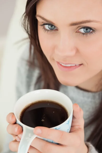 Chica feliz sosteniendo una taza de café — Foto de Stock