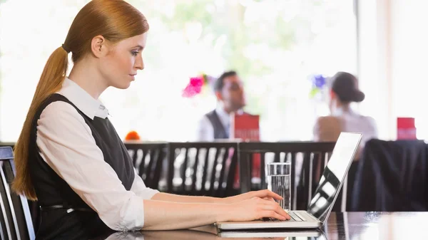 Geconcentreerd zakenvrouw die op laptop werkt — Stockfoto